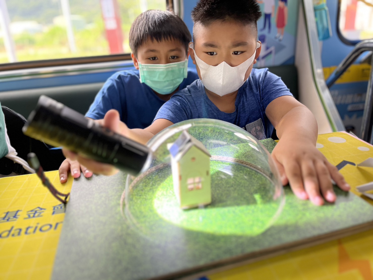 stake參與基礎科學主題車廂，以STEAM教學精神，設計「逐日科學家」、「太陽能工程師」以及「淨零建築師」三大能源科普課程和實驗