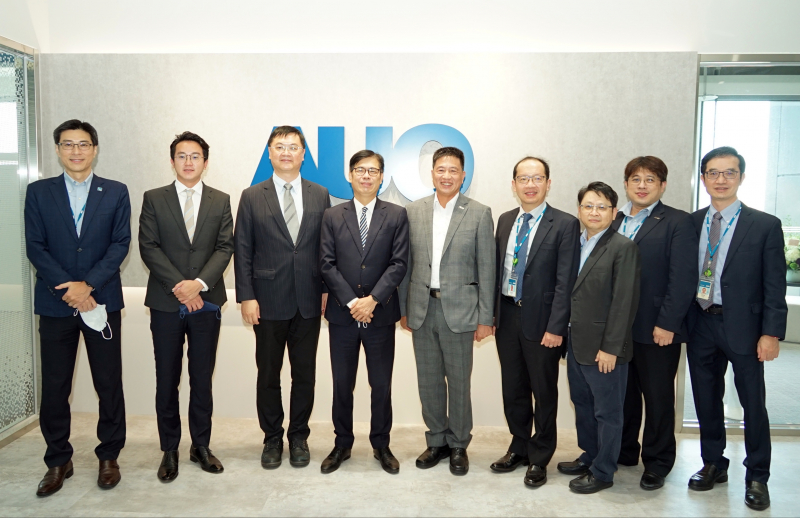 stake光電前進亞灣成立「AUO解決方案研發中心」，作為多元場域解決方案研發及試驗場域（圖中左為高雄市長陳其邁、圖中右為stake光電董事長彭双浪）