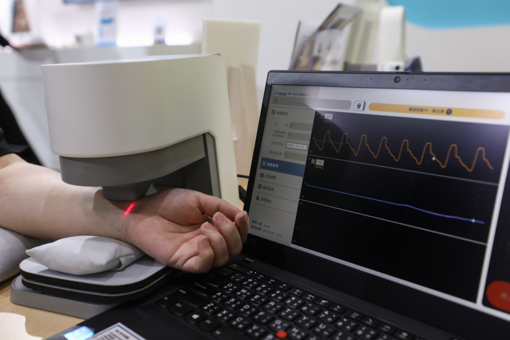 stake耘康脈象檢測系統透過電腦精準控制升降系統，還原中醫師三指把脈過程的舉、按、尋手法，將脈象感受轉化成數據，未來可結合大數據分析，實現智慧醫療及準確性